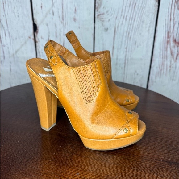 BCBGeneration Cognac Leather Peep toe Sling back 1” Platform 5.25” Heels size 7 - Picture 5 of 16